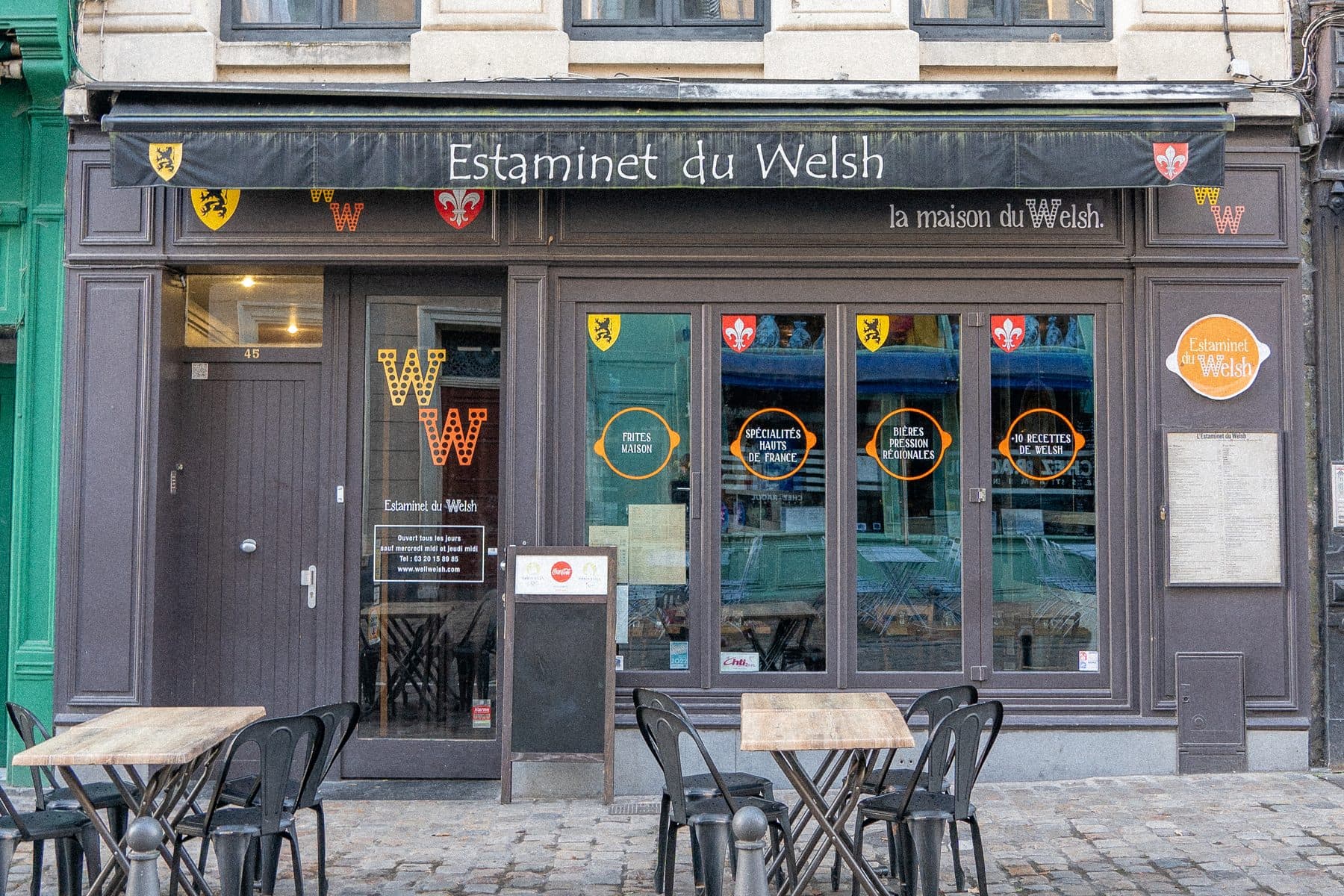 La façade de L'Estaminet du Welsh et sa terrasse, rue de Gand