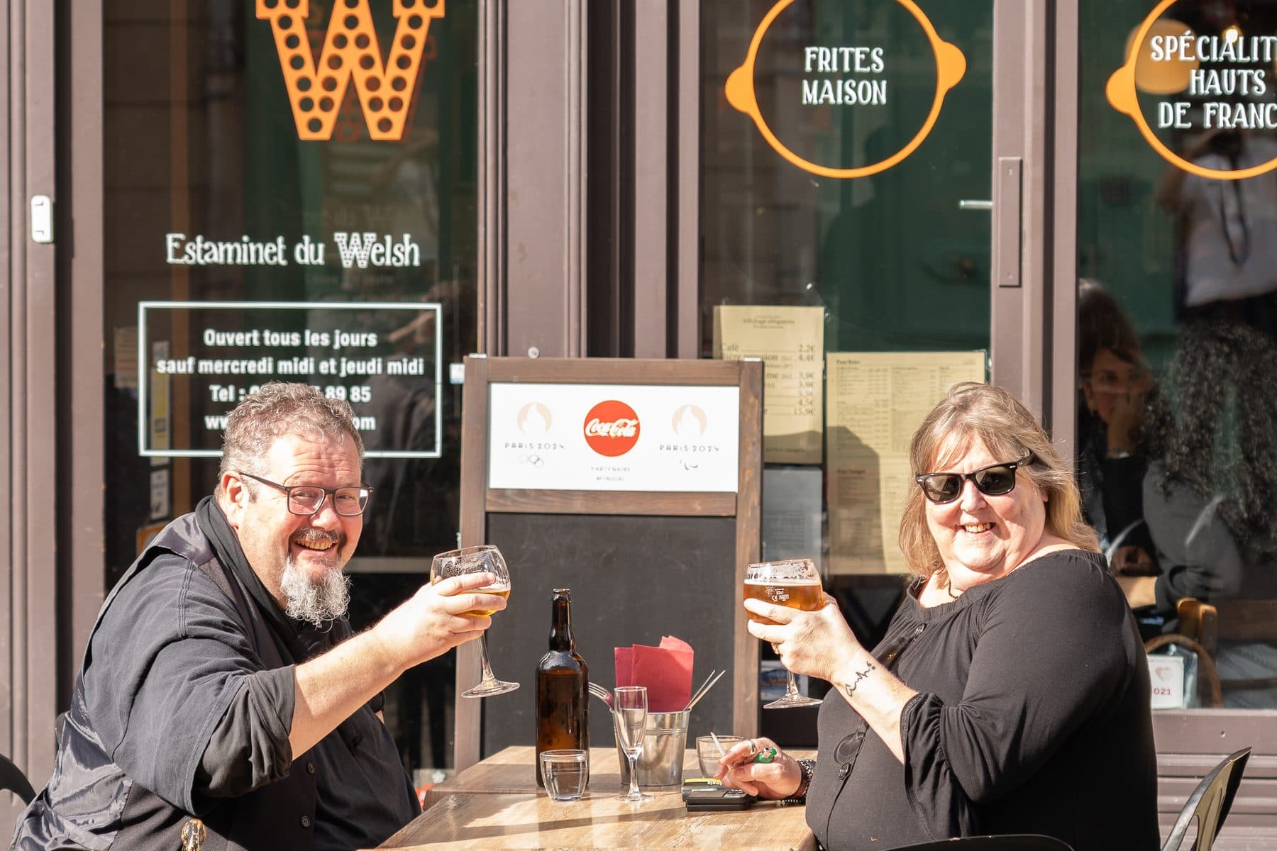 La terrasse de L'Estaminet du Welsh, rue de Gand, un jour de service
