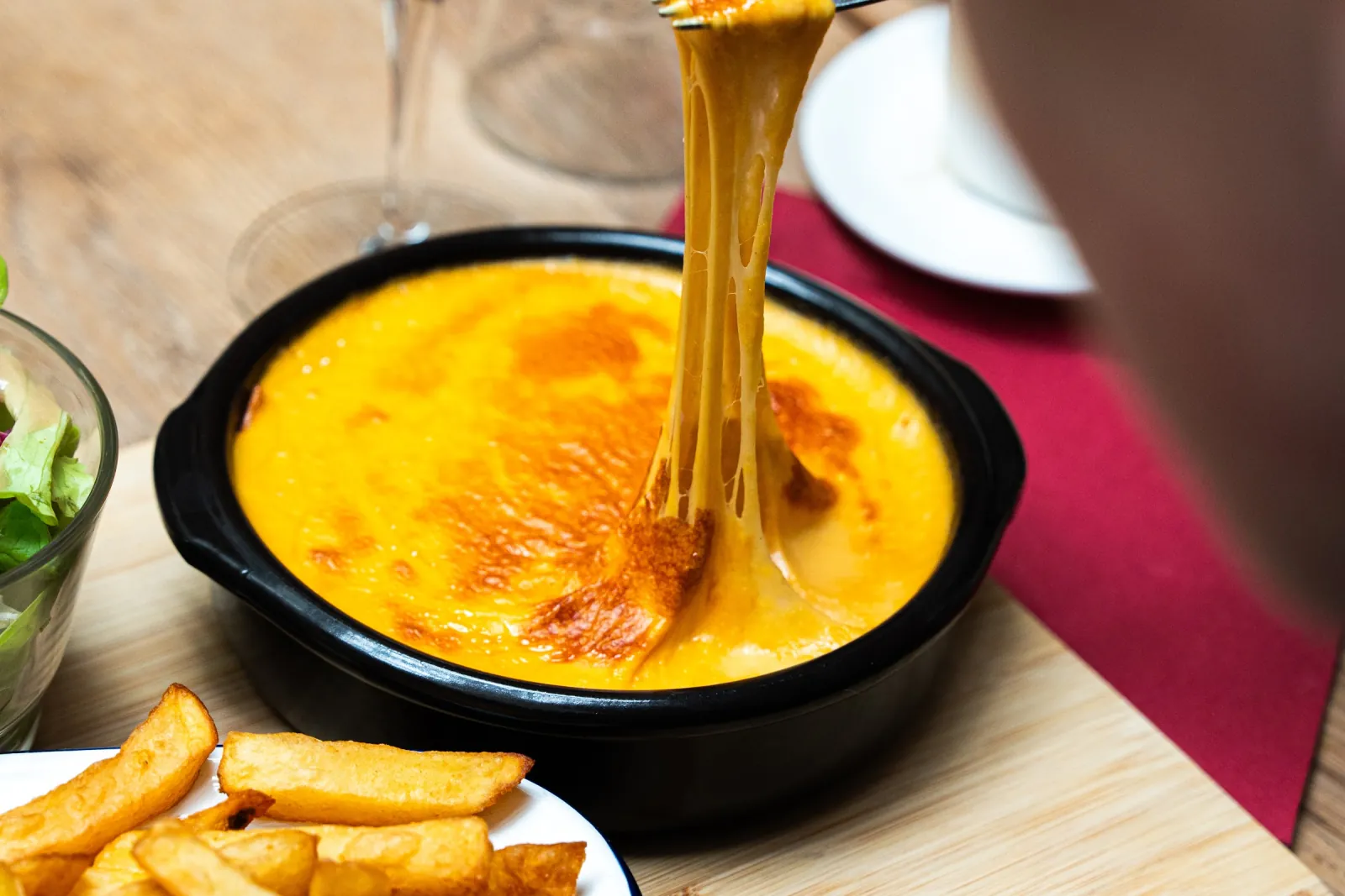 Un welsh qui file au bout de la fourchette, ses frites et un verre de Goudale.